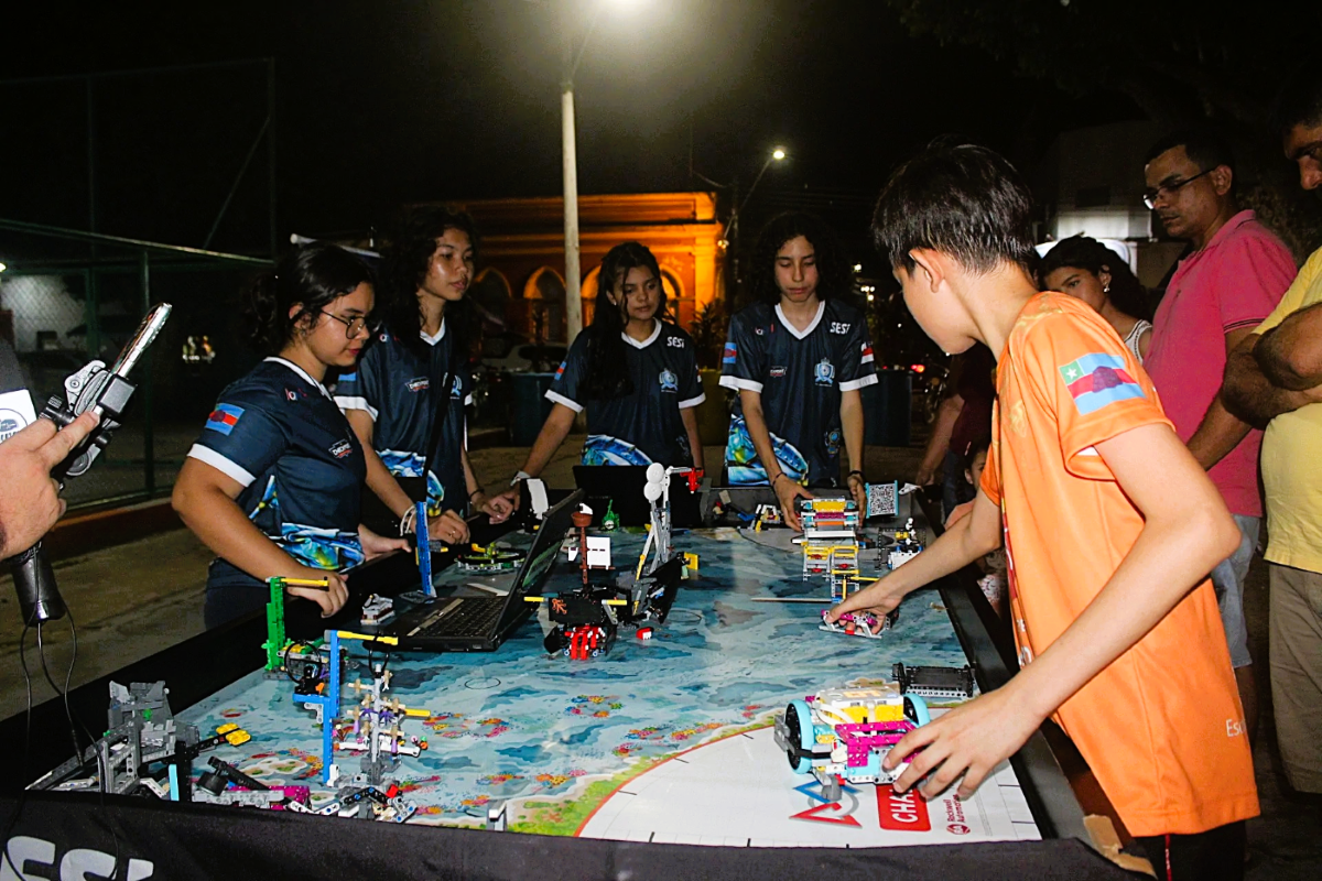 Jovens de Itacoatiara embarcam para competir no Torneio Regional SESI de Robótica.